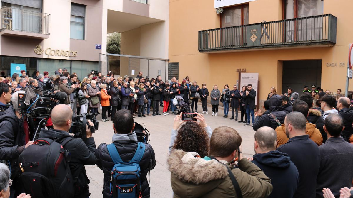 Minut de silenci a la plaça de la Vila de Sallent.