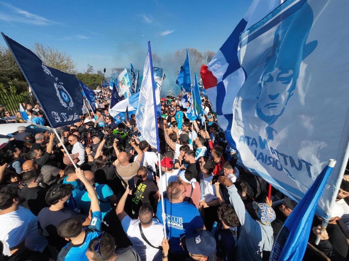 Aficionados del Napoli celebran el título de Serie conquistado en 2023