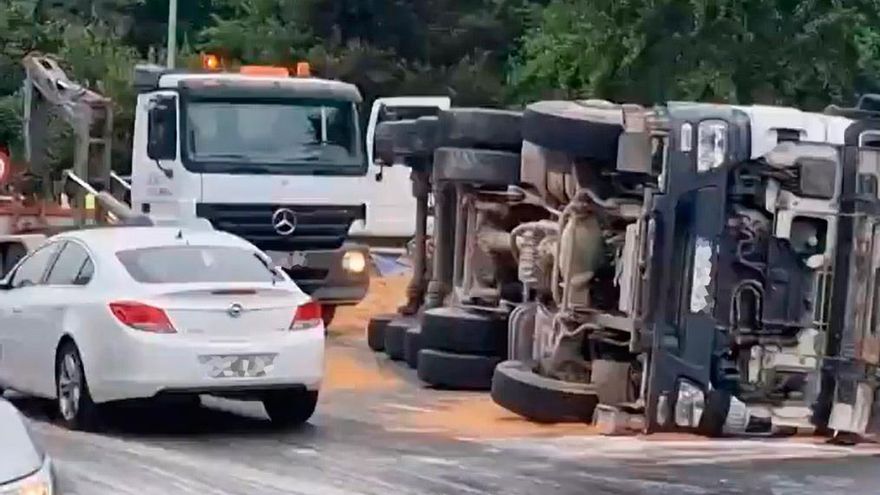 Herido el conductor de un camión volcado en Vigo mientras transportaba arena
