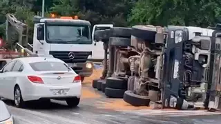 Herido el conductor de un camión volcado en Vigo mientras transportaba arena