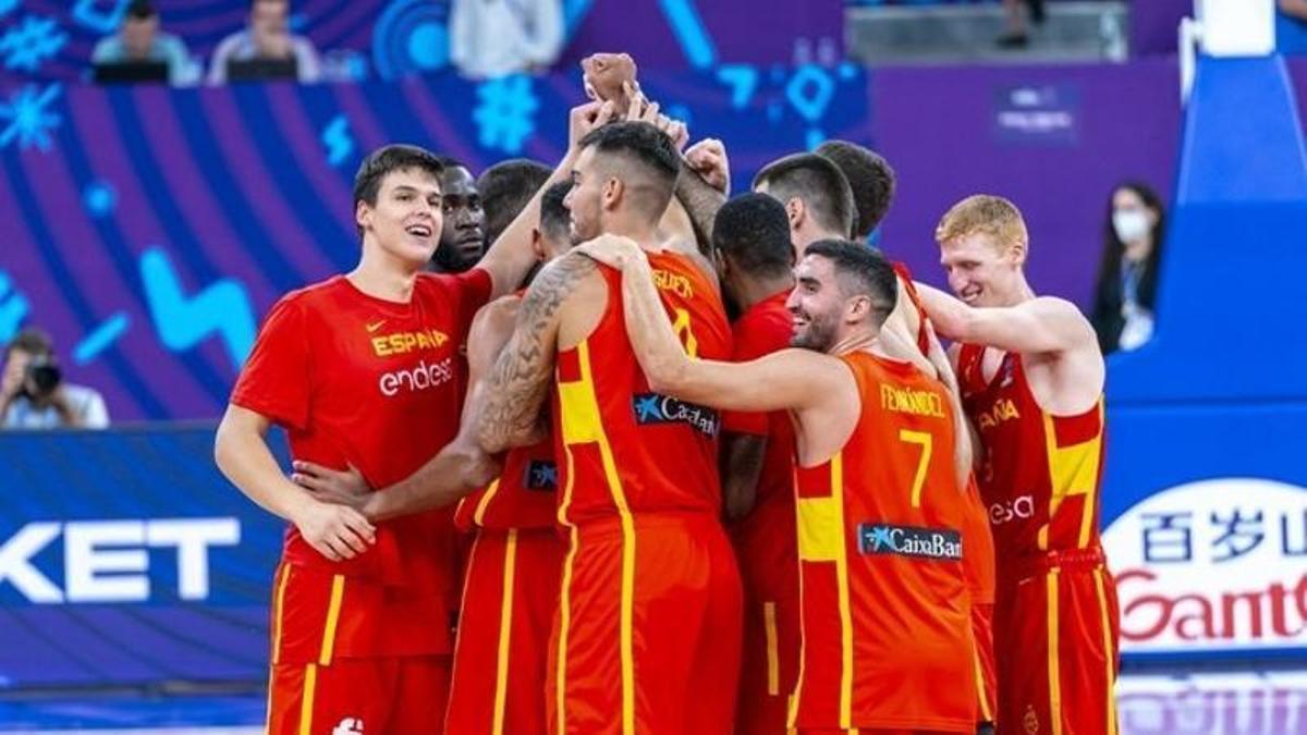La selección española de baloncesto celebra su triunfo Eurobasket 2022.