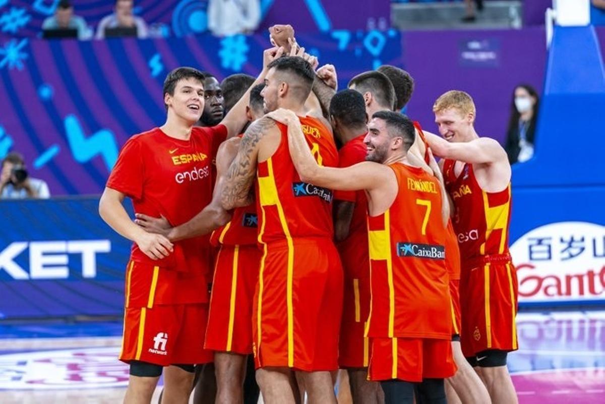 La selección española de baloncesto celebra su triunfo Eurobasket 2022.
