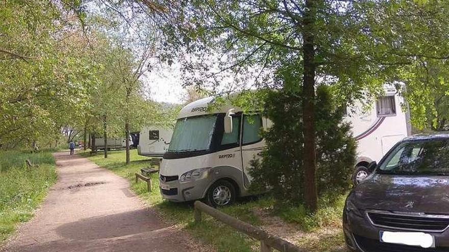 Las caravanas se ubicaron en una de las zonas termales. // Iñaki Osorio