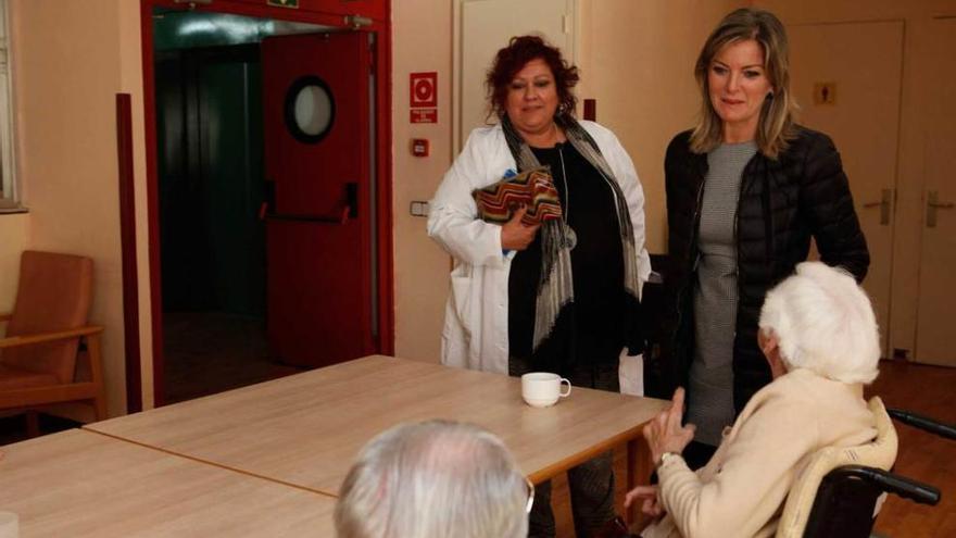 María José Balbuena y Graciela Blanco, ayer, con dos usuarias de la Residencia Mixta.