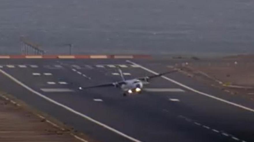 Un avión aborta su aterrizaje en Lanzarote tras tocar pista por las fuertes rachas de viento
