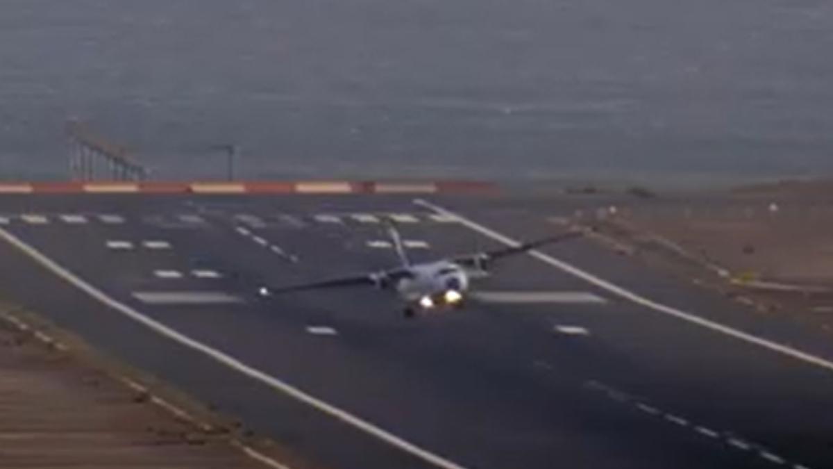 Un avión aborta su aterrizaje en Lanzarote tras tocar pista por las fuertes rachas de viento
