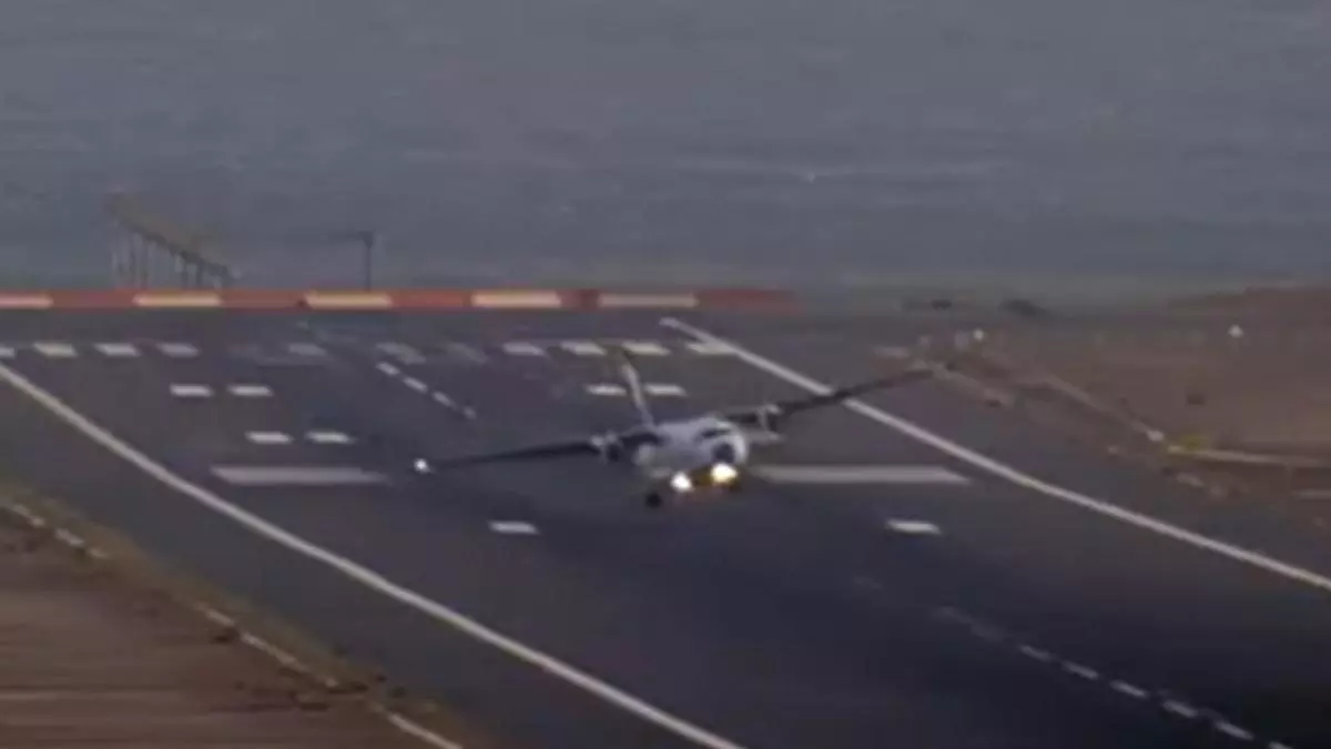 Fuertes rachas de viento obligan a un avión a abortar el aterrizaje en Lanzarote