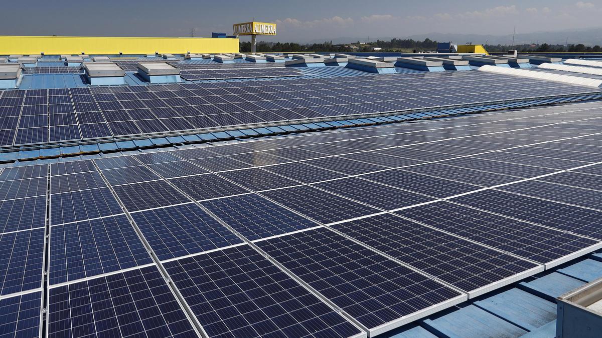 Instalación de placas solares en el tejado de un supermercado.