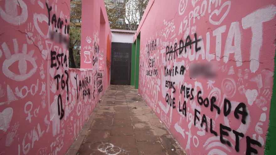 Vandalizan el mural de la diversidad del Jardí de la Pau de Xàtiva un mes después de su inauguración