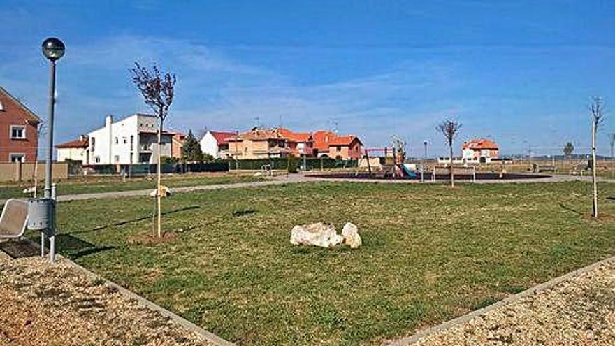 Nuevas plantaciones arbóreas en el parque de Las Dibujas.