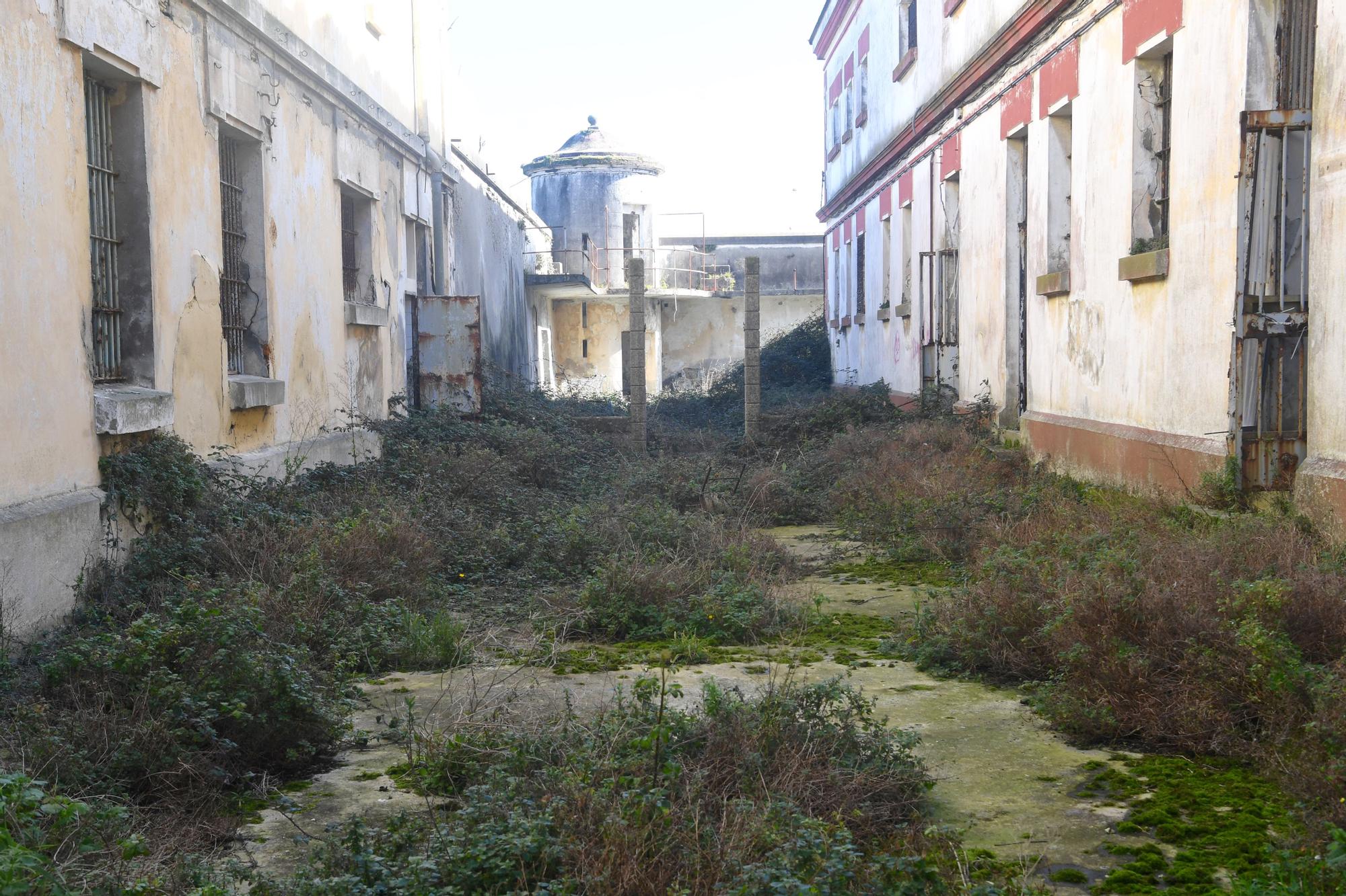 Pintadas, suciedad y abandono en la antigua cárcel provincial de A Coruña