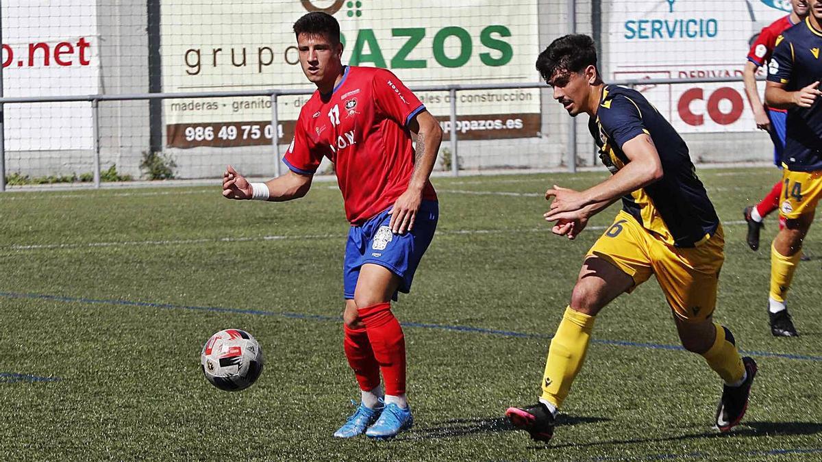 Martín Crespo, nuevo fichaje del Coruxo, en un partido de la temporada pasada con el Choco. // P.HERNÁNDEZ