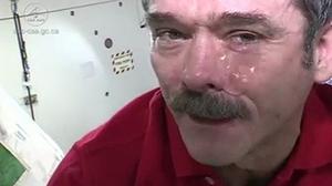 Chris Hadfield mostra en el vídeo com ploren els astronautes.