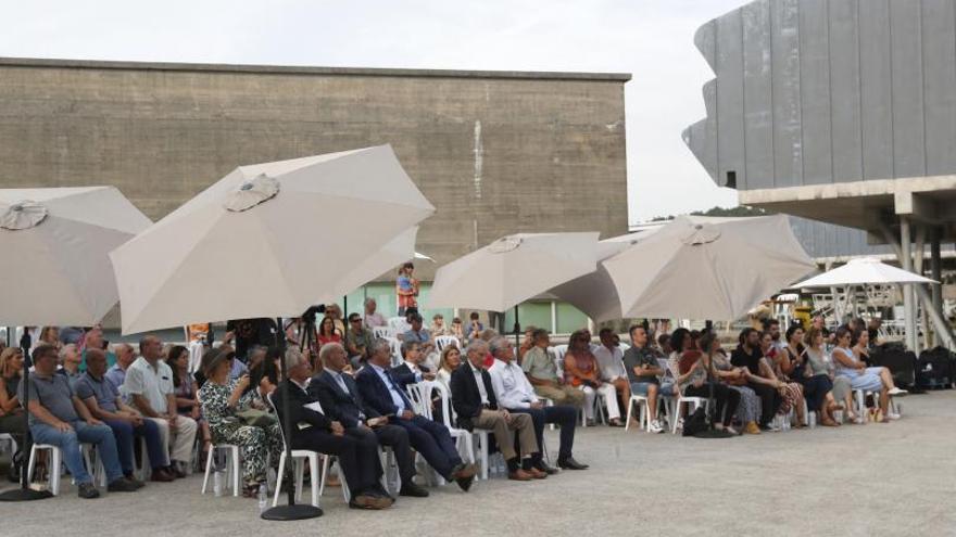 Asistentes al acto celebrado en la plaza Miralles del campus vigués. |   // J. LORES