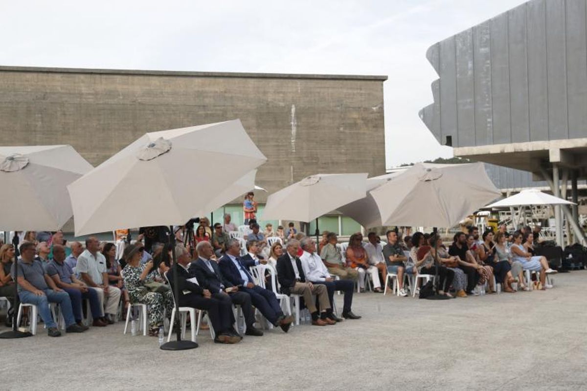 Asistentes al acto celebrado en la plaza Miralles del campus vigués. | // J. LORES
