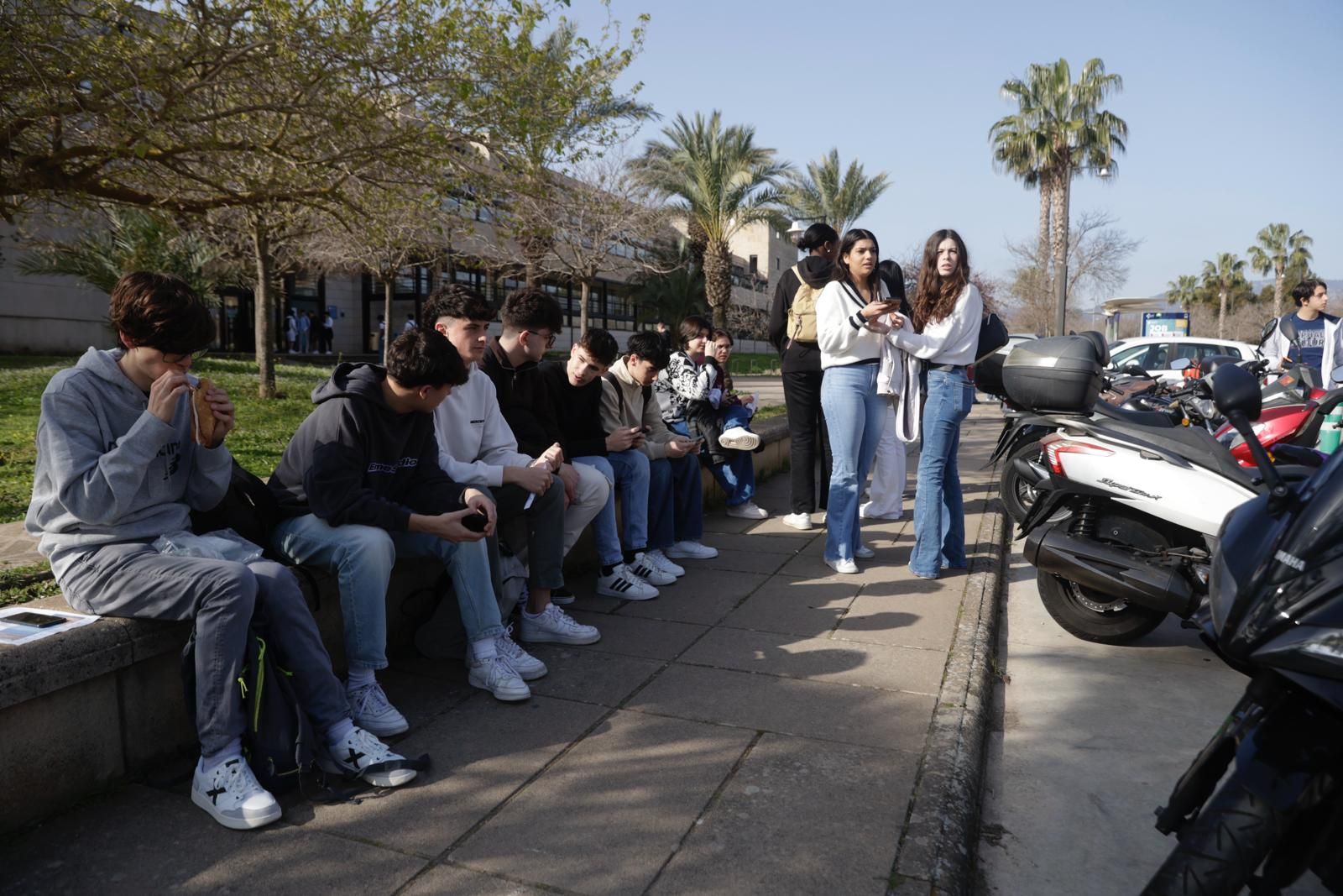 Los futuros universitarios resuelven sus dudas en la jornada de puertas abiertas de la UIB