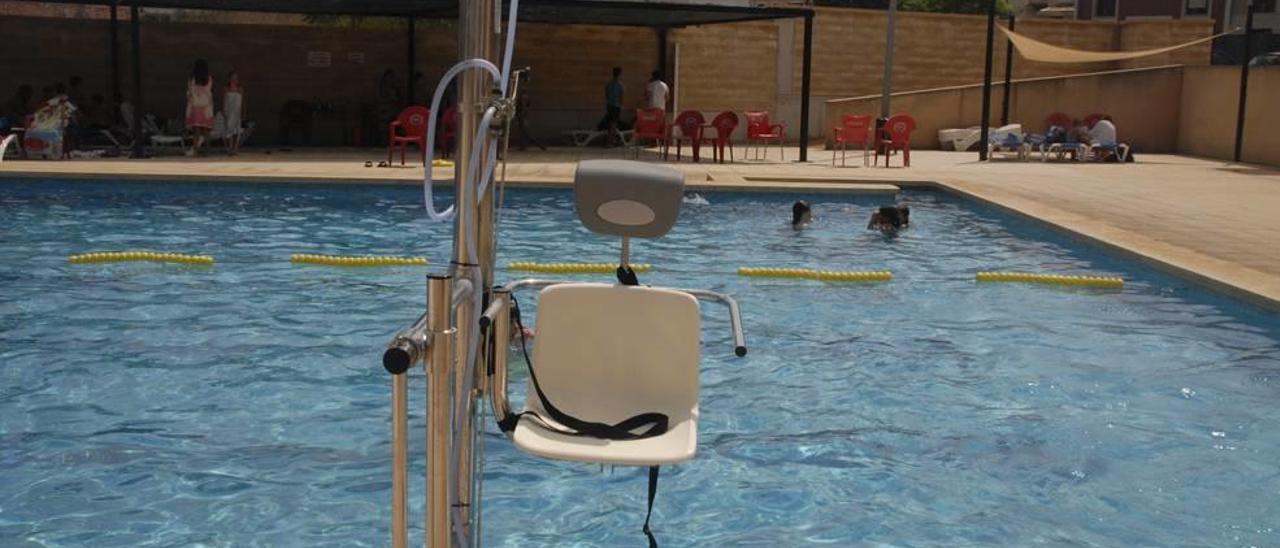 En la piscina de Pòrtol se instaló una silla para minusválidos por imperativo legal.