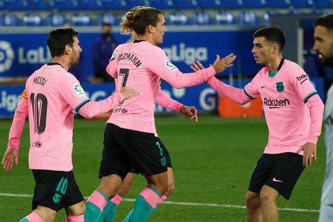 Imágenes del partido entre el Alavés y el FC Barcelona correspondiente a la jornada de LaLiga, disputado en el estadio Mendizorrotza de Vitoria.