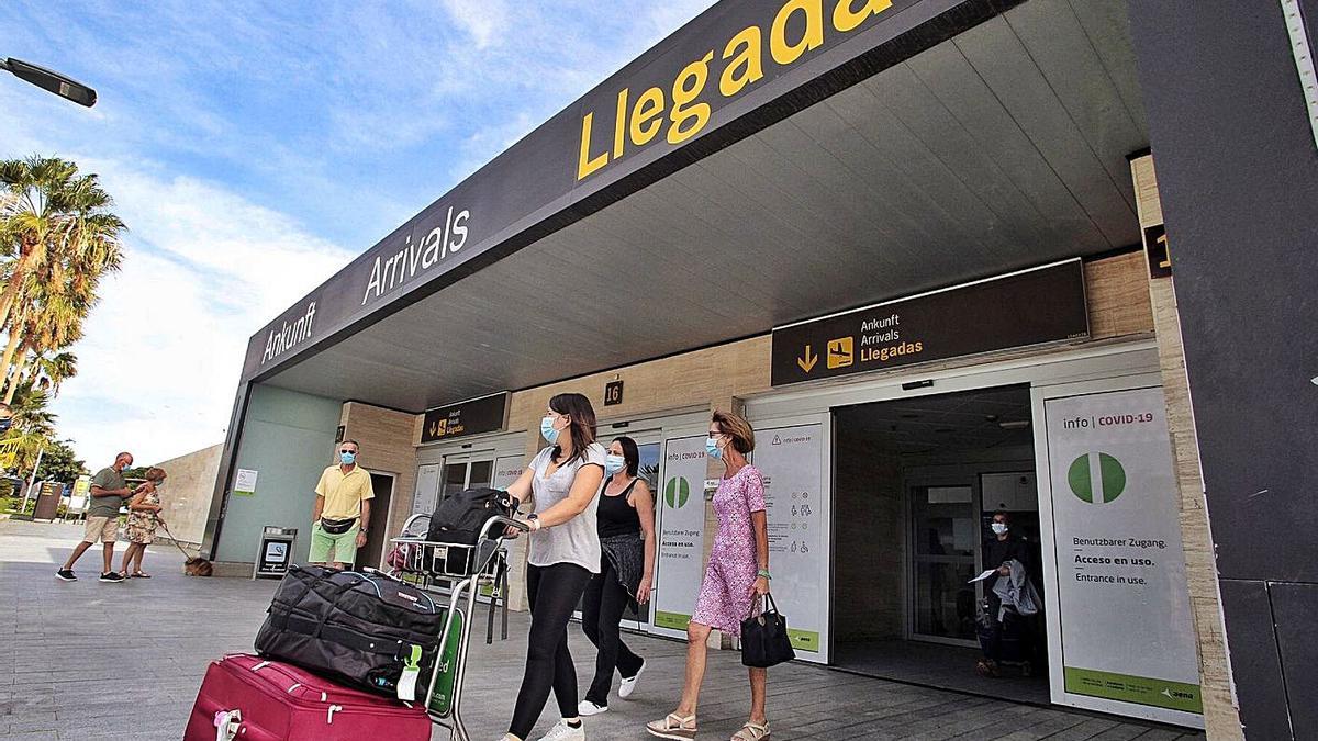 Un grupo de turistas alemanes a la salida de la terminal de llegadas del aeropuerto de Tenerife Sur. | | MARÍA PISACA