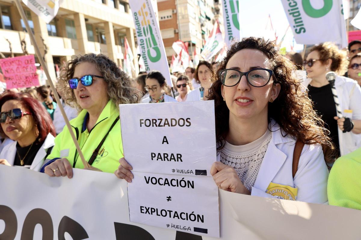 Médicos durante la manifestación este viernes en Murcia.