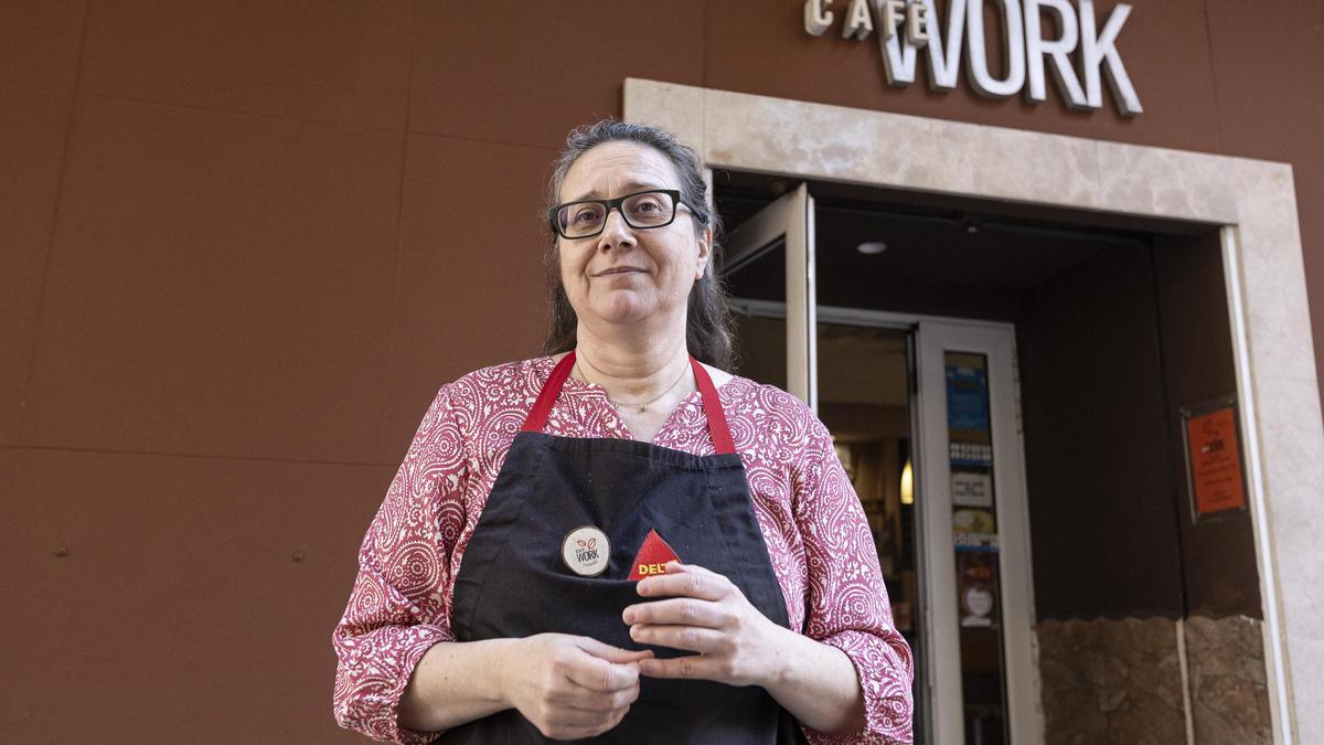 Vanessa Operé a las puertas de su negocio, el café Work de la calle Pablo Iglesias, donde agentes judiciales le requisaron la recaudación de la caja.