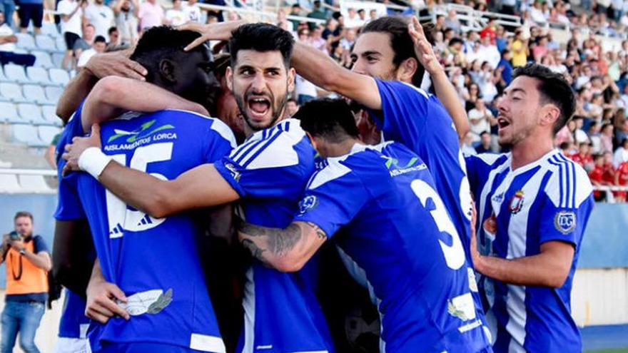 Los jugadores del Lorca, en el partido ante el Sariñena.