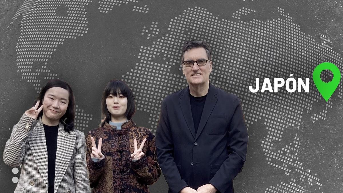 Arturo Escandón junto a dos de sus alumnas japonesas