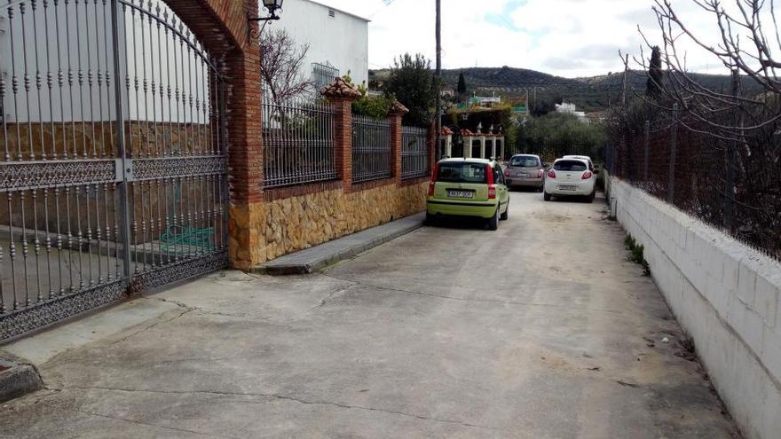 Dos encapuchados armados roban en un chalet de Lucena con los propietarios dentro