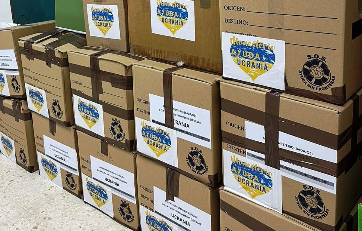 Cajas con el logo ‘Monesterio ayuda a Ucrania’, para su envío a los refugiados