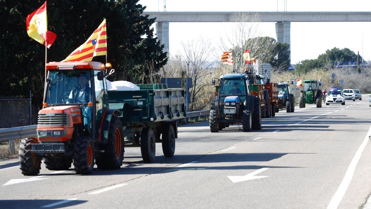 Un pequeño grupo de tractores entra en Zaragoza en una nueva jornada de protestas