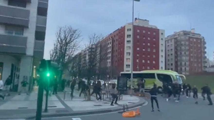 Vídeo de los ultras de la Real atacando al bus de seguidores romanos