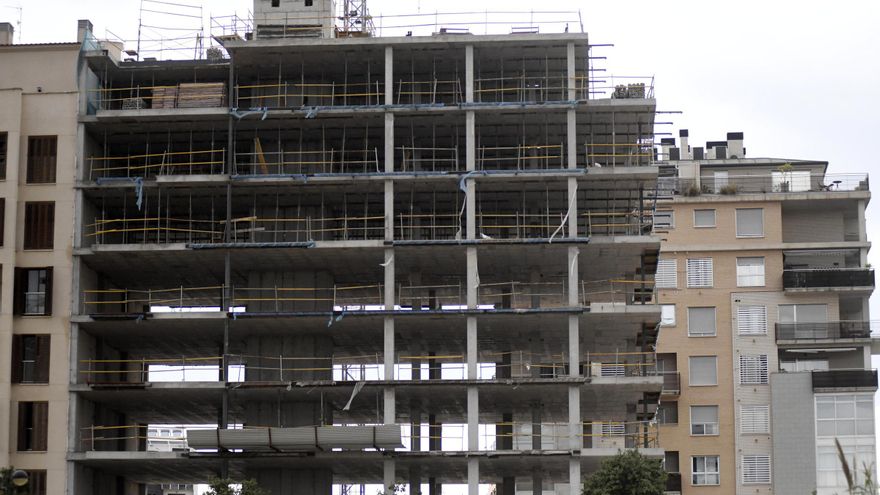 La construcción es el sector con menos absentismo laboral en la Región