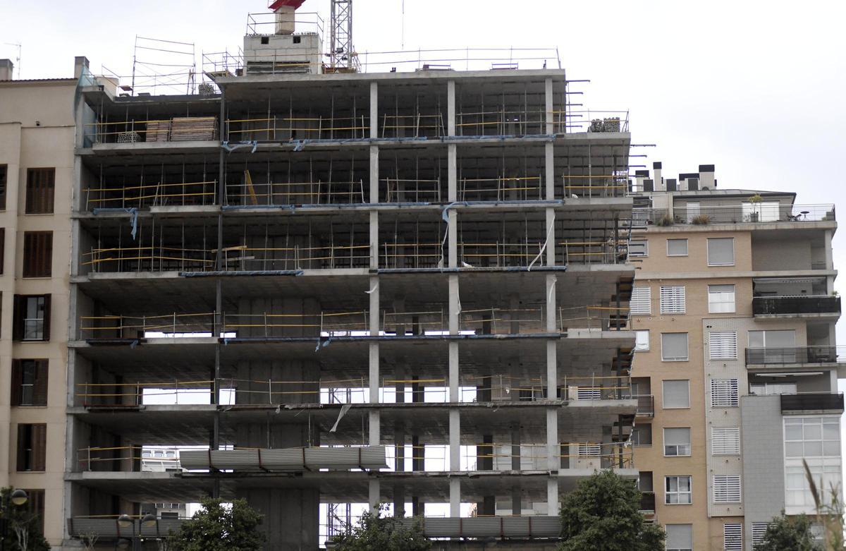 Edificio en obras en la zona norte de Murcia.