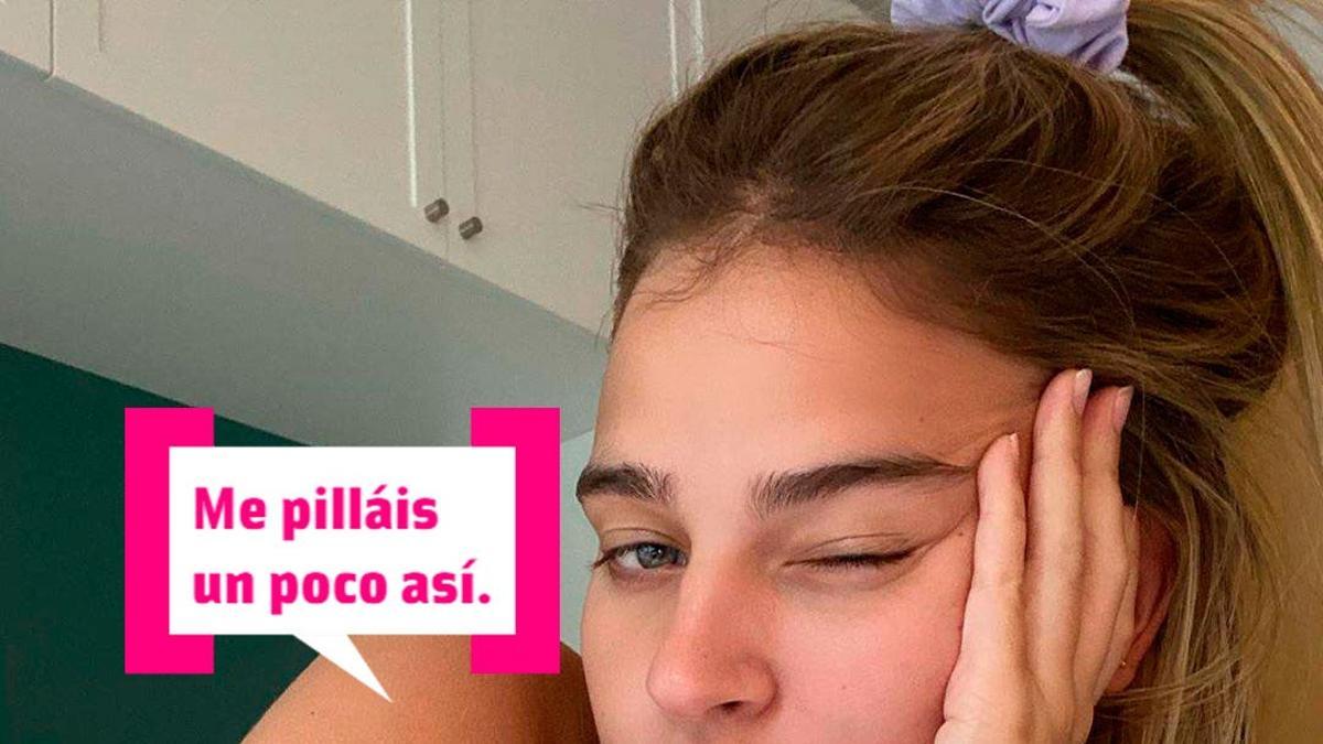 Laura Escanes posando para su Instagram sin maquillaje y con un ojo cerrado