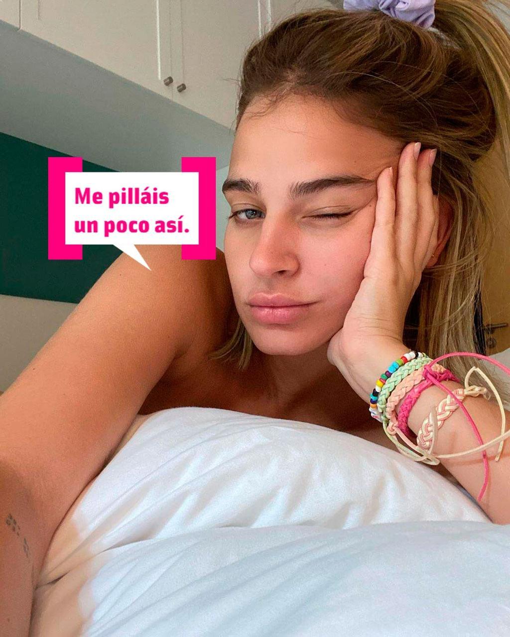 Laura Escanes posando para su Instagram sin maquillaje y con un ojo cerrado