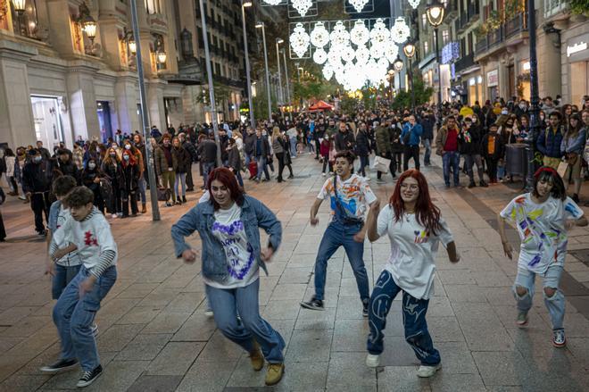 El Síndic pide más control sobre los espectáculos callejeros del centro de Barcelona tras la queja de una vecina