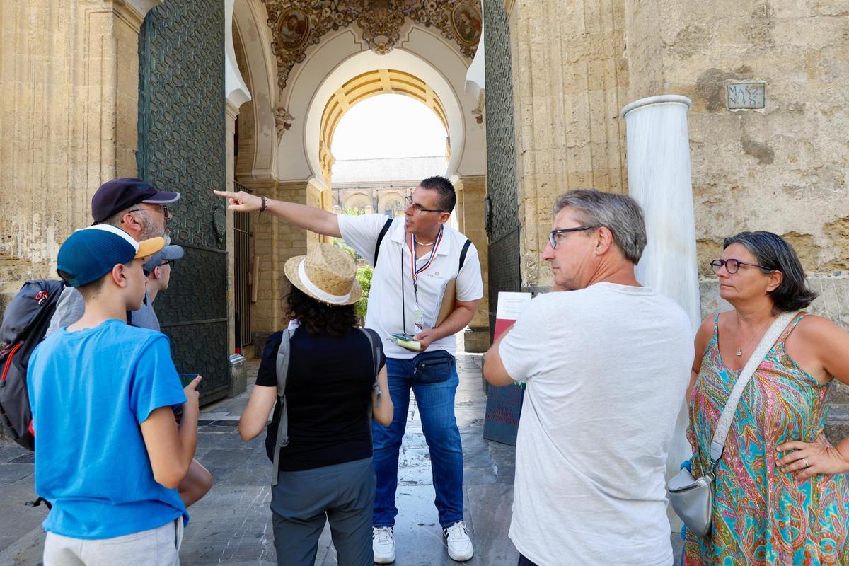 Un grupo de turistas en un tour junto a la Mezquita-Catedral.