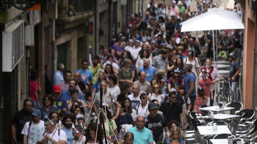 Los niños y mayores disfrutan del recorrido por las calles de Redondela transformados en un enorme rebaño de ovejas, esta mañana. / Rafa Estévez