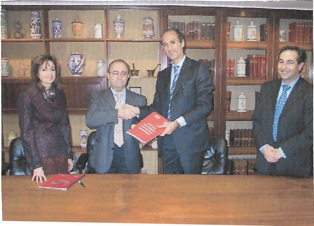 Ejerció como tesorera del Colegio Oficial de Farmacéuticos de Castellón.