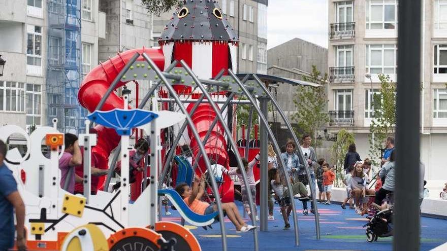 Niños disfrutando de las nuevas instalaciones en la alameda municipal. // Bernabé/ Cris M.V.