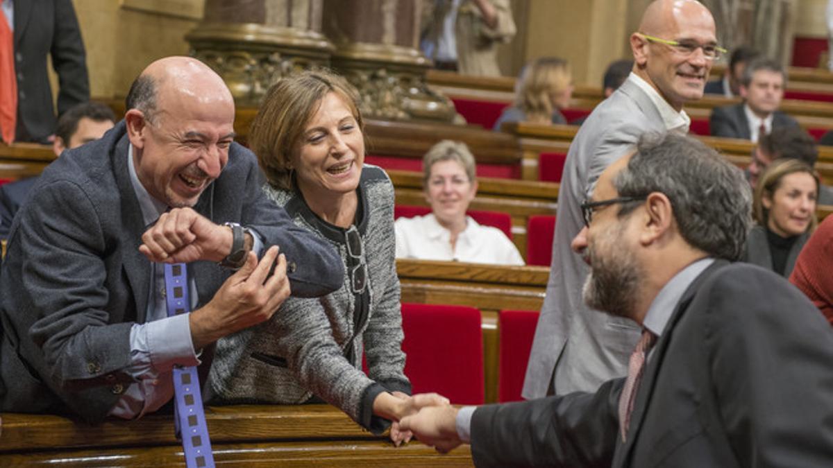 Antonio Baños estrecha la mano a Carme Forcadell, en el pleno de constitución del Parlament, ayer.