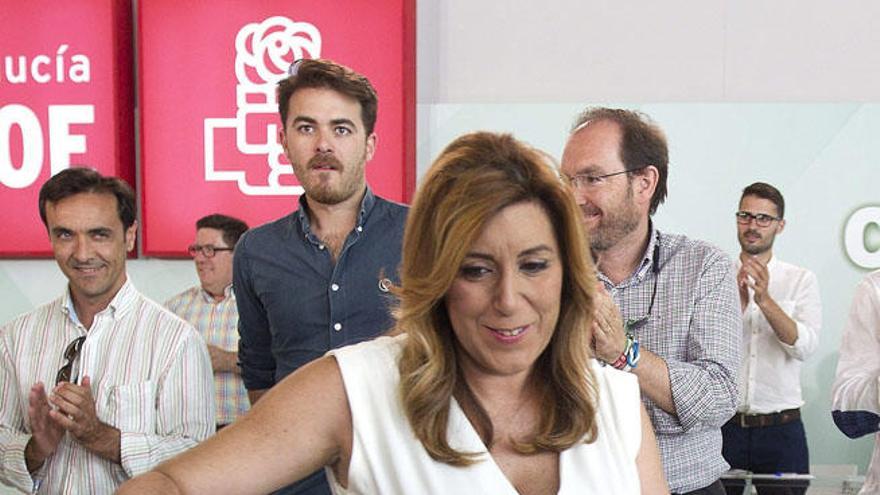 Susana Díaz, tomando asiento en el comité director de su partido.