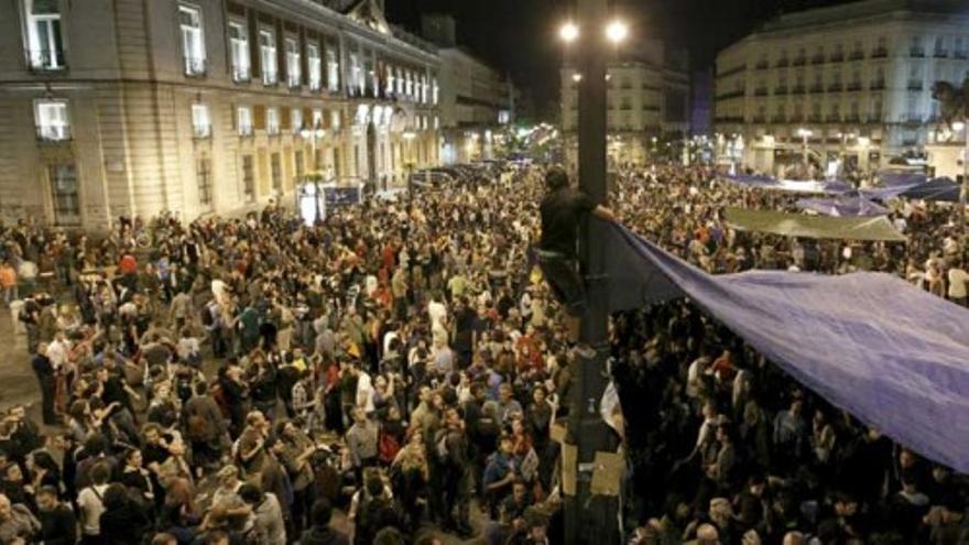 Miles de personas se concentran en la Puerta del Sol