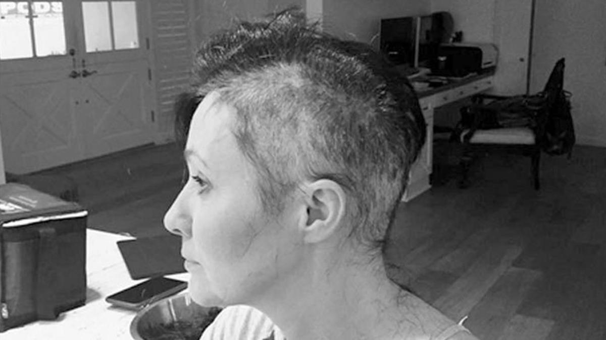 Shannen Doherty se rapa la cabeza durante su lucha contra el cáncer
