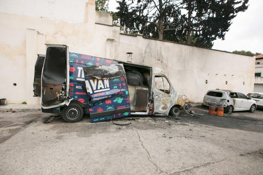 Coches quemados en la calle Irlanda de Palma