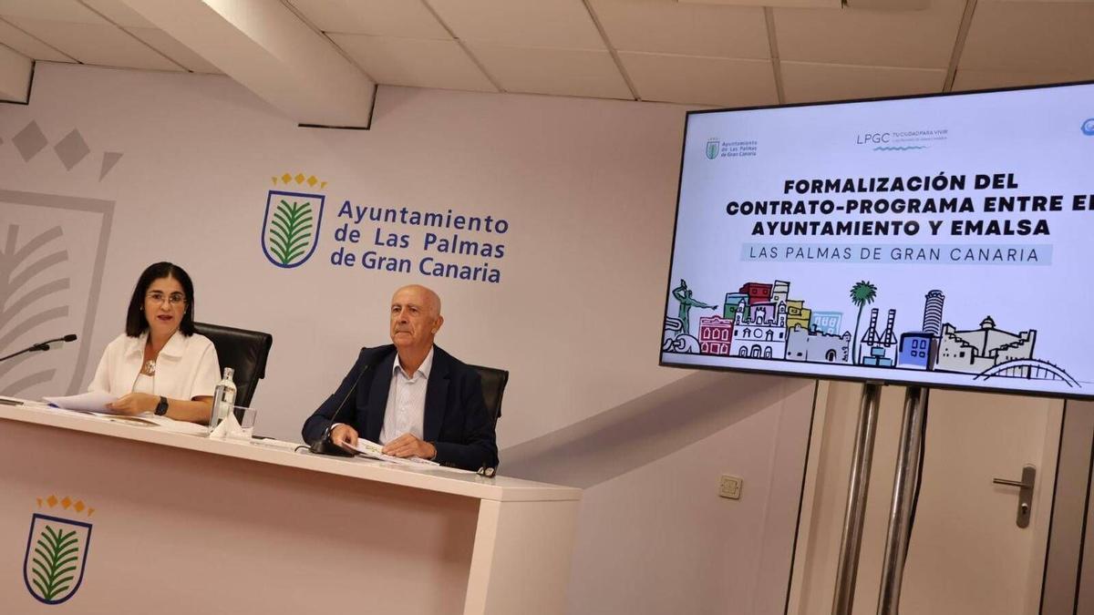 La alcaldesa, Carolina Darias, junto al concejal Francisco Hernández Spínola.