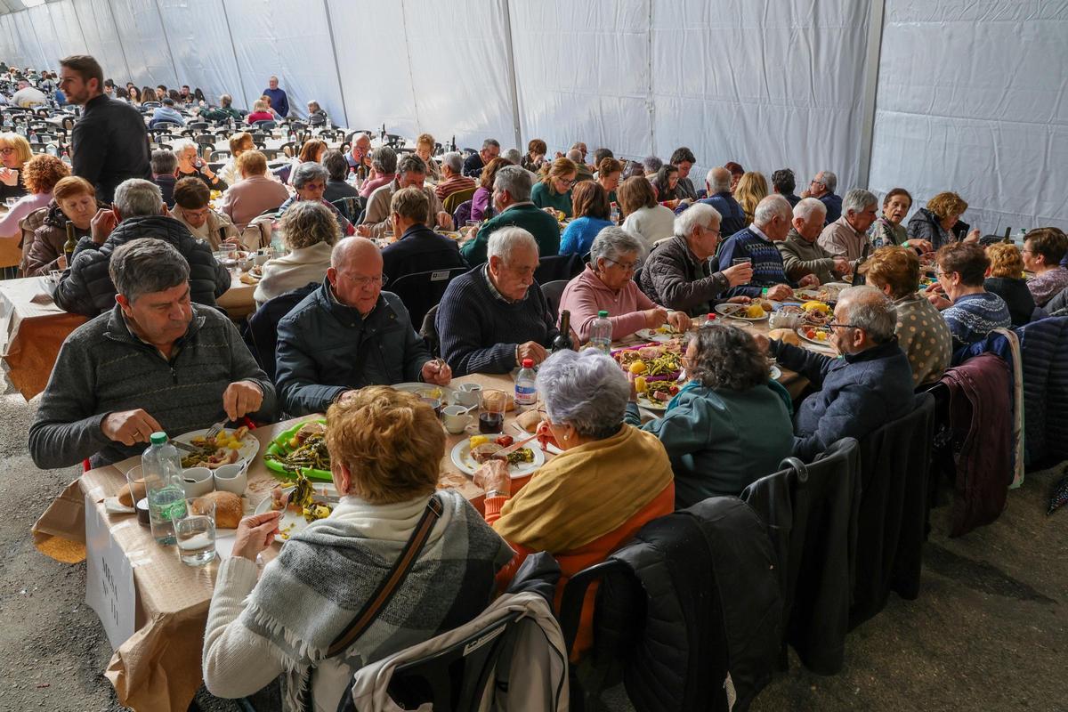 Ambiente na carpa durante a celebración de 2025.
