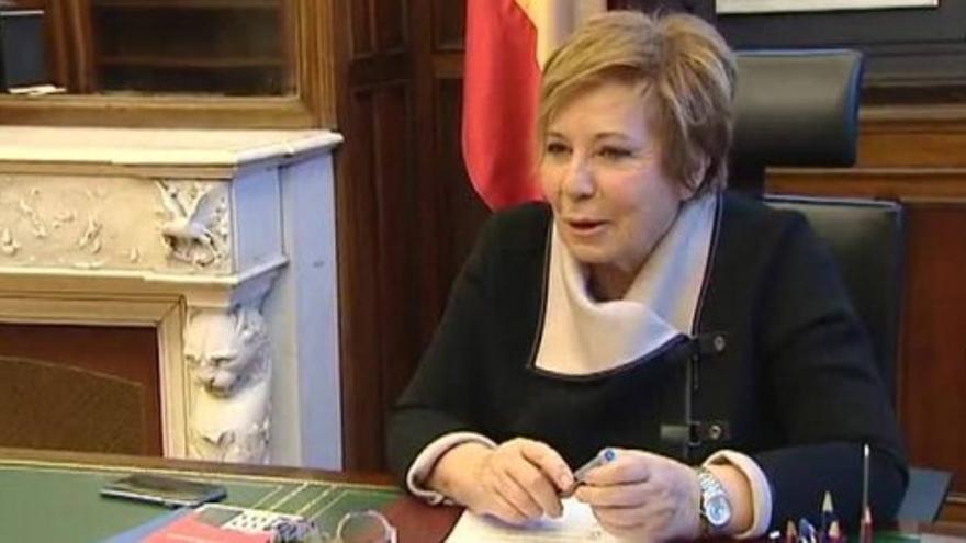 Celia Villalobos ve renunciar a los coches oficiales como un "excesivo postureo"