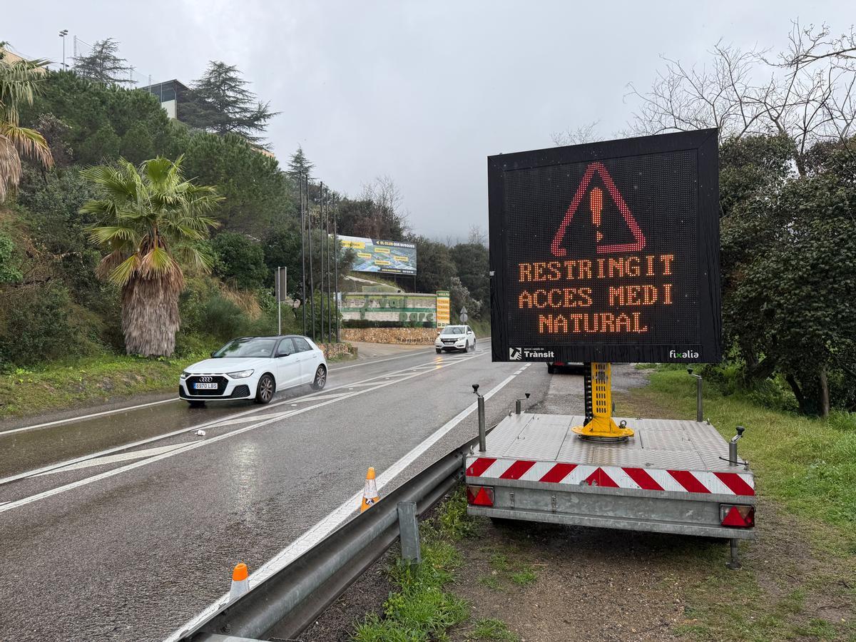 La lluvia se alía con Mossos y Guardia Urbana en el primer fin de semana de cierre de Collserola en Barcelona.
