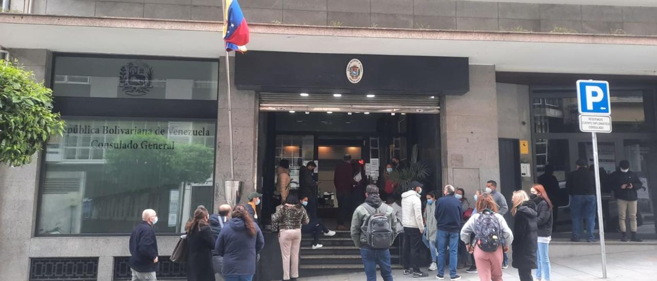 Algunos ciudadanos aguardan ante el Consulado General de Venezuela en Vigo